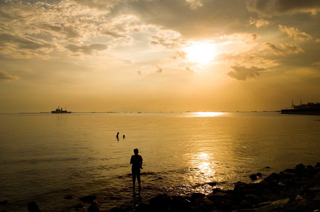 f/4, 1/500, ISO 100. Manila Bay sunset, Philippines.