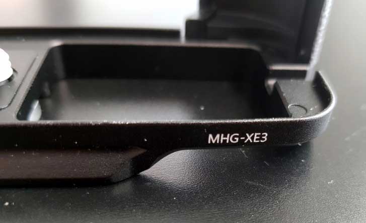 Fuji X-E3 hand grip battery access