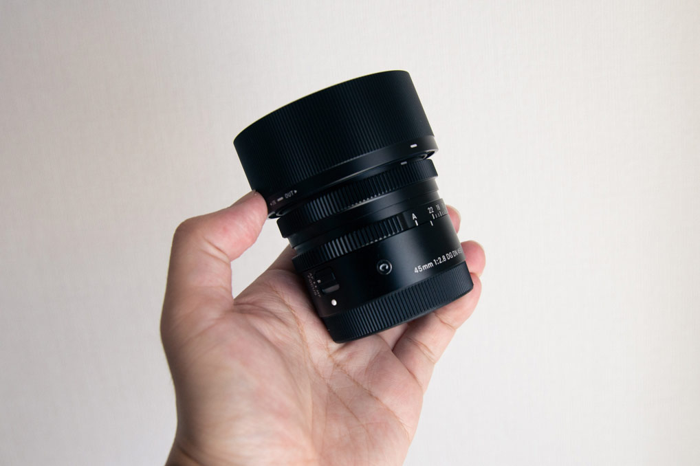 Sigma 45mm f/2.8 Size with metal hood