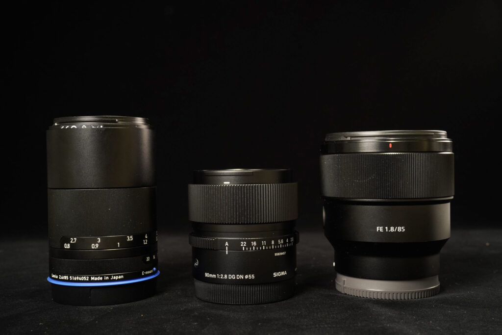 Size comparison between the Sigma 90mm f/2.8 DG DN Contemporary and the Sony FE 85mm f/1.8 lens